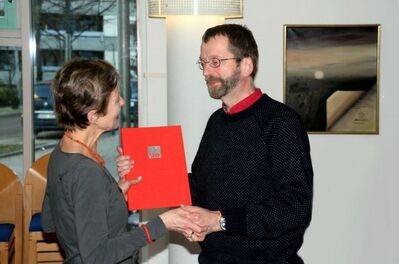 Agnes Gabriel überreicht Bernhard Salzer die Urkunde für 40 Jahre SPD-Mitgliedschaft