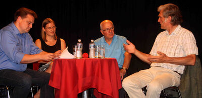 Alexander Bauer, Sarah Händel, Klaus Riedel und Walter Sittler auf dem Podium im Schwanen