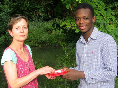 Agnes Gabriel überreicht Maxim Nyamsi das Parteibuch