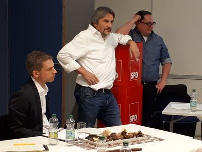Kreisvorsitzender Jürgen Hestler und Pressesprecher Christian Kollmer stützen sich auf die Wahlpakete